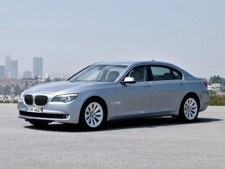 BMW 7-Series F01 · Дорестайлинг